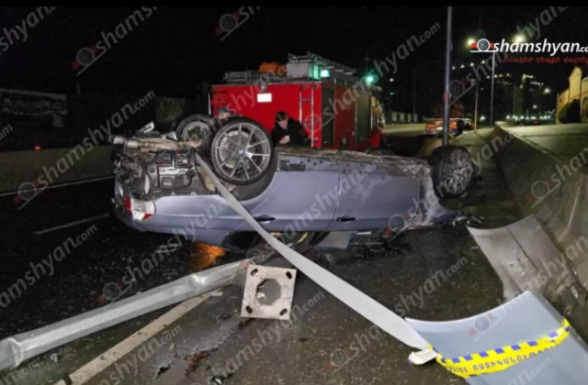 Երևանում «BMW»-ն կոտրել է ճանապահի ցուցանակը, ապա էլեկտրասյունն ու գլխիվայր շրջվել